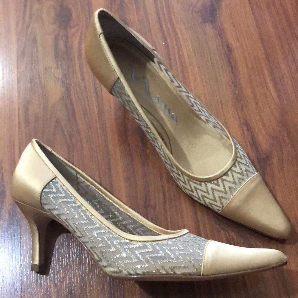 Vintage Nina Gold mesh and satin closed toe pump. Size 6